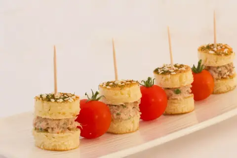 Délicieuses mini brochettes apéritives sans cuisson, garnies de thon et de tomates cerises, parfaites pour un apéro frais.