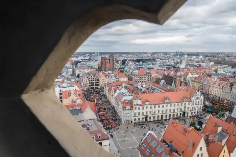 Widok z wieży widokowej we Wrocławiu na Rynek z jarmarkiem. W oddali katedra i inne zabytki.
