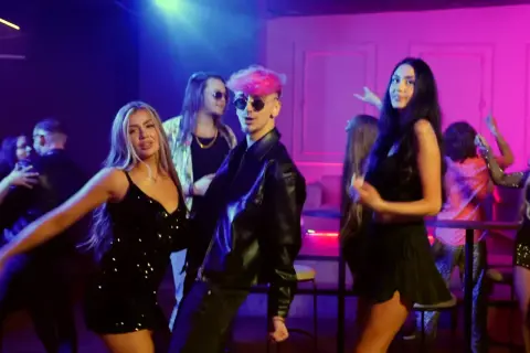 Impreza w stylu disco polo lata 80 90. Lista przebojów na parkiecie, tańczący ludzie w kolorowych strojach i neonowym świetle.