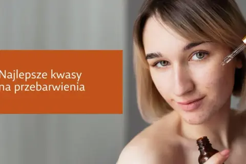 Młoda kobieta aplikuje serum z pipetki na twarz, by zwalczyć przebarwienia. Najlepsze kwasy na przebarwienia to klucz do gładkiej cery.