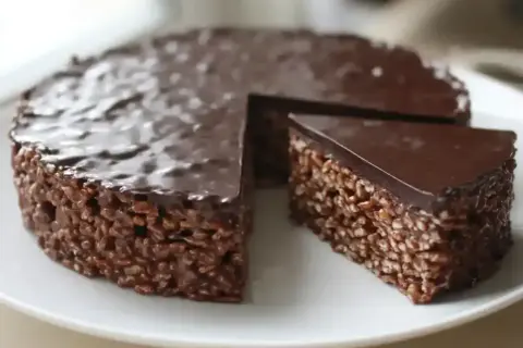 En chokladkaka med krispiga rispuffar och glansig glasyr. Perfekt för alla som älskar goda pajer och desserter.