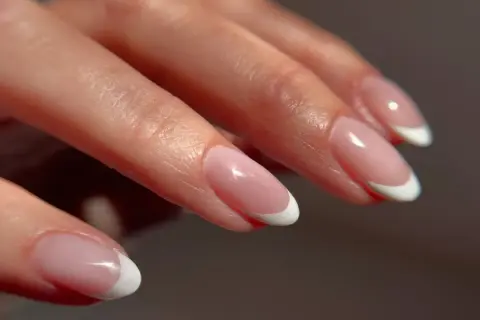Dłonie z perfekcyjnym, klasycznym french manicure. Delikatny róż i biel tworzą ponadczasowy styl, idealny dla kobiet ceniących elegancję i "old money nails".