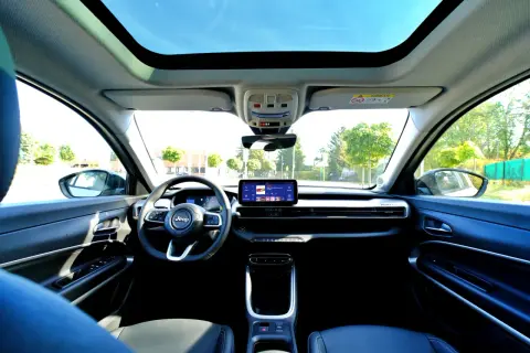 Nowoczesne jeep avenger wnętrze z panoramicznym dachem i dużym ekranem multimedialnym.