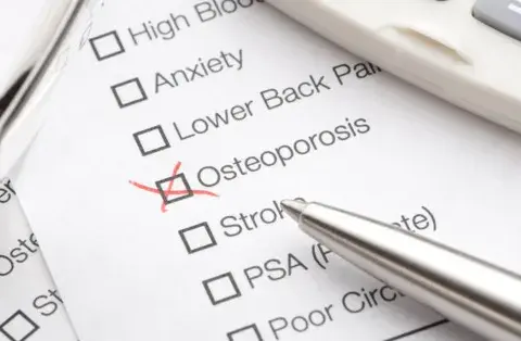 Jak wygląda badanie na osteoporozę? Poznaj kluczowe informacje i etapy