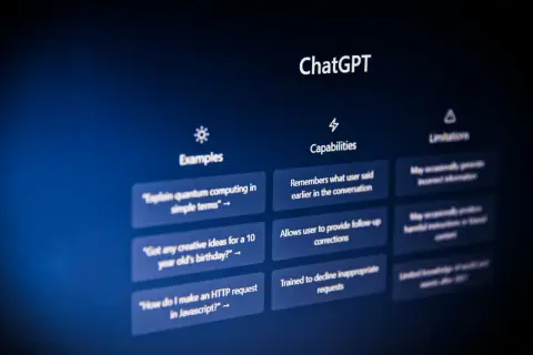 Ekran z informacjami o ChatGPT Plus: przykłady pytań, możliwości (np. pamięć rozmowy) i ograniczenia.
