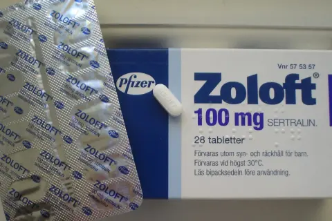 Opakowanie leku Zoloft 100 mg z sertraliną i pojedyncza tabletka.