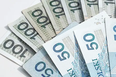 Zastępstwo procesowe to koszt, który pokrywa się z banknotów 100 i 50 zł.