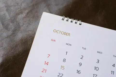 Calendario di Ottobre, con giorni e numeri visibili. La durata scia edilizia è un concetto che si lega al tempo, come questo mese.