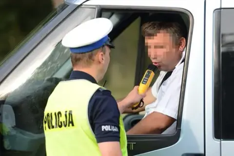 Kiedy policja może badać alkomatem? Poznaj swoje prawa!