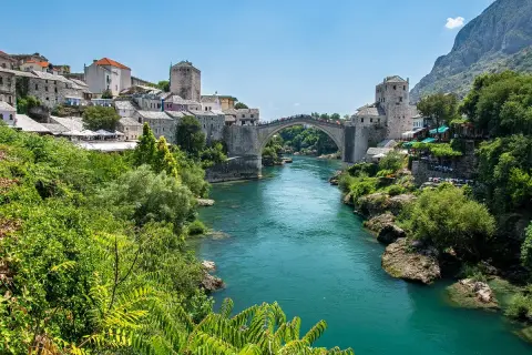 Mostar, Bośnia i Hercegowina, to jedno z państw na Bałkanach, które zachwyca kamiennym mostem nad turkusową rzeką.