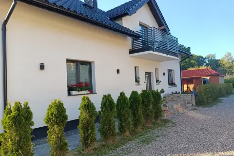 Nowoczesne domki letniskowe Mielno z balkonem i zadbanym ogrodem. Idealne miejsce na wypoczynek nad morzem.
