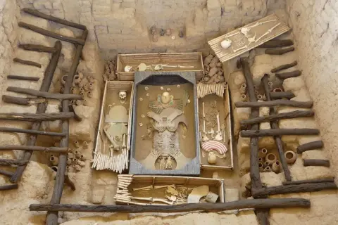 Tumbas del señor de Sipán, con esqueletos y ofrendas funerarias en un sitio arqueológico.