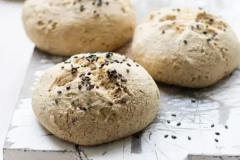 Prosty przepis na bułki bezglutenowe, które zachwycą każdego smakosza