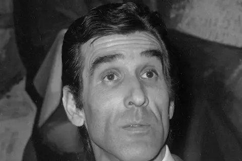 Primer plano de Fernando Suárez González, con su mirada intensa y su peinado característico.