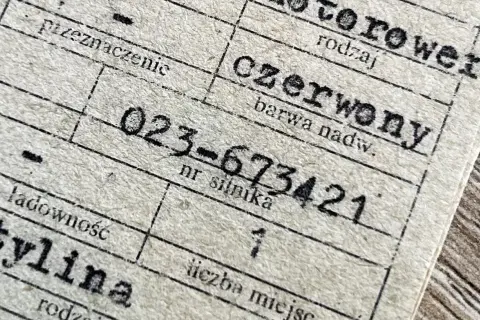 Fragment starego dokumentu z widocznym numerem silnika: 023-673421.