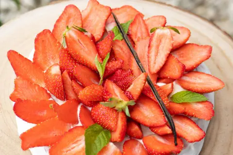 Pavlova fraise mascarpone : meringue aérienne, crème onctueuse, fraises fraîches et une gousse de vanille.