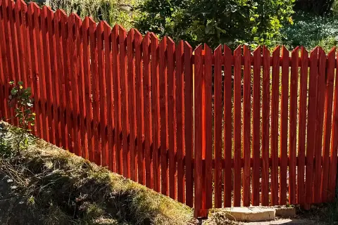 Nyligen färdigt projekt för att bygga staket i en vacker röd färg. Träet är behandlat för att tåla väder och vind.