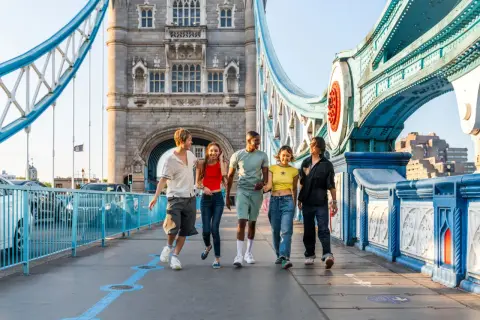 Grupa przyjaciół cieszy się londyńskim **city break** na Tower Bridge.