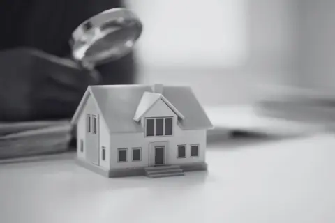 Model domu pod lupą. Zastanawiasz się, ile bierze rzeczoznawca za wycenę mieszkania?