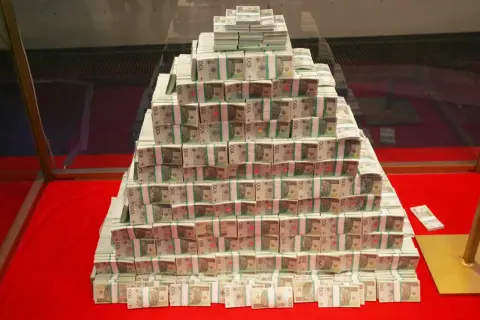Góra pieniędzy z banknotów 100 zł. Czy to właśnie tyle dostał zwycięzca rekordowych 213 milionów z powiatu krotoszyńskiego?
