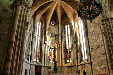 Interior de la iglesia de San Francisco Betanzos. Crucifijo imponente, vidrieras y bóvedas góticas.