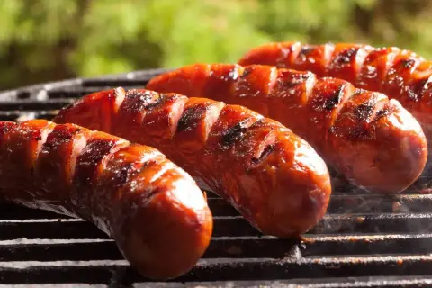 Grillowana kiełbasa na ruszcie. Czy pies może jeść kiełbasę? Lepiej nie ryzykować, choć wygląda apetycznie.