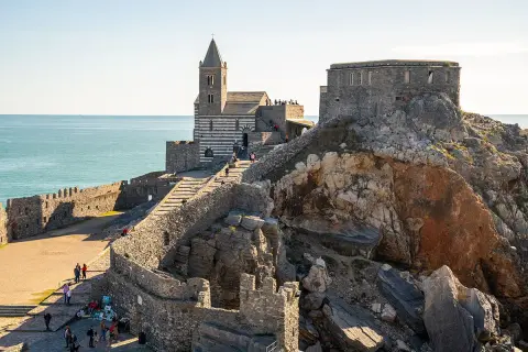 Chiesa di San Pietro a Portovenere, un gioiello da scoprire tra le cose da vedere in Liguria, con il mare sullo sfondo.