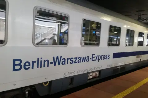Der Berlin-Warszawa-Express steht bereit. Ein Zug für die Reise zwischen den Hauptstädten.