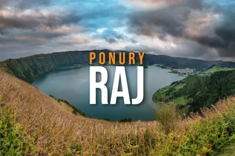 Widok na jezioro w kraterze wulkanicznym, zielone wzgórza i burzowe chmury. Idealne miejsce, by zastanowić się, kiedy lecieć na Azory.