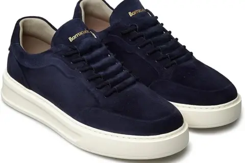 Eleganti barracuda sneakers uomo in camoscio blu navy con suola bianca. Perfette per un look casual chic.