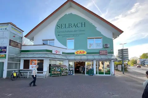 Ein Supermarkt und Gartencenter "Selbach" im Bergischen Land heute. Ein CAP-Markt und eine Metzgerei sind ebenfalls Teil des Gebäudes.