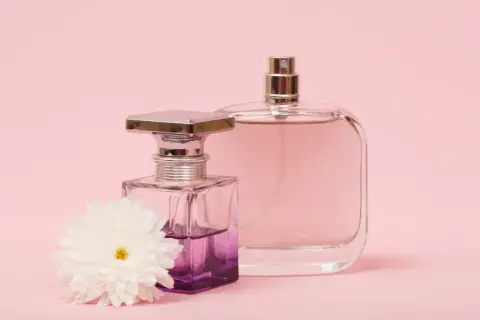 Trwalsza woda toaletowa czy perfumowana? Odkryj różnice i wybierz mądrze