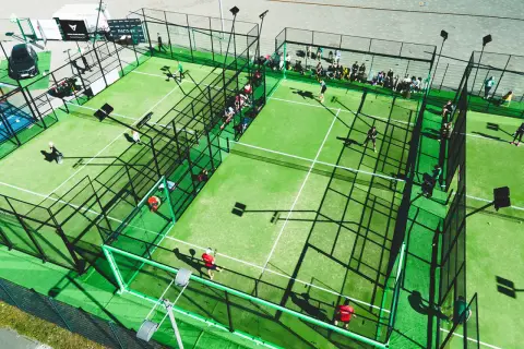 Boiska do padla w Gdańsku tętnią życiem. Gracze w akcji, widzowie na trybunach i słońce tworzą idealny dzień na sport.