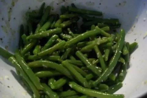 Ein klassisches Bohnensalat Rezept mit frischen grünen Bohnen, fein gehacktem Knoblauch und Gewürzen.