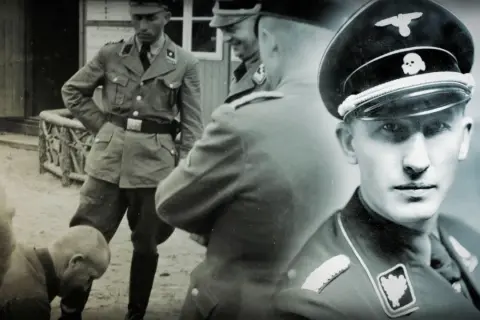 Ein junger Mann in Uniform der SS mit Totenkopf auf der Mütze. Im Hintergrund weitere Männer in SS-Uniformen.
