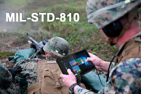 Żołnierze w terenie korzystają z tabletu spełniającego standard militarny MIL-STD-810H.