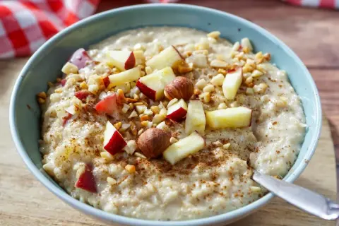 Herzhaftes Porridge-Rezept mit Apfelstücken, Nüssen und Zimt. Ein perfekter Start in den Tag!