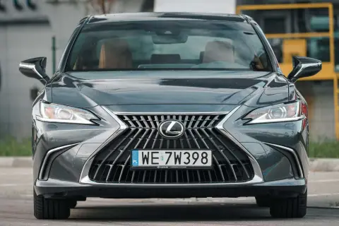 Elegancki, ciemnoszary Lexus 300h z chromowanym grillem i reflektorami LED, gotowy do jazdy.