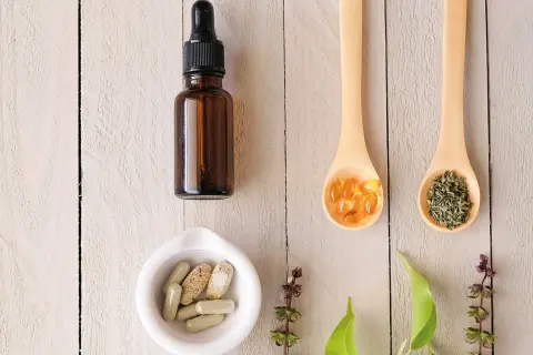 Natürliche Heilmittel: Tropfflasche, Pillen, Kapseln und Kräuter – eine alternative zur chemotherapie.