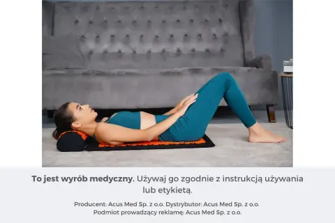 Kobieta leży na macie do akupresury, relaksując się. Dowiedz się, jak używać matę do akupresury dla lepszego samopoczucia.