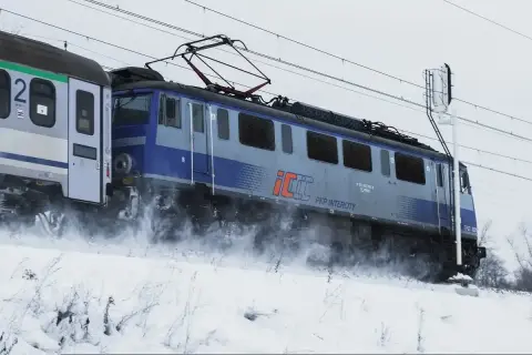 Lokomotywa PKP Intercity w śnieżnej zamieci. Czy TLK i IC to to samo? Nie, IC to wyższy standard.