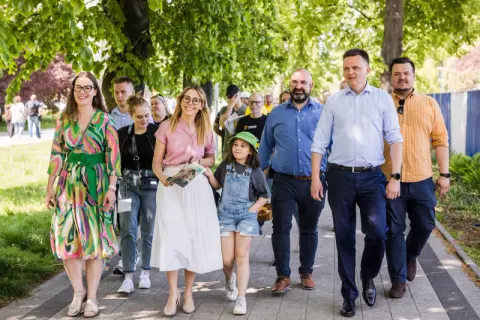 Grupa osób idzie chodnikiem. Wśród nich liderzy Polski 2050, którzy realizują obietnice wyborcze.