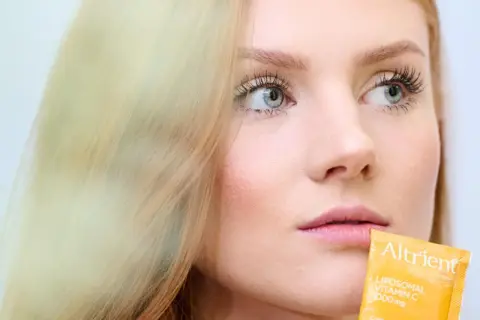 Blondes Haar, strahlende Haut und ein Päckchen Vitamin C. Für gesunde Haare und ein jugendliches Aussehen.