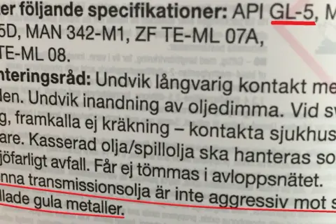 Text om transmissionsolja som inte är aggressiv mot gula metaller. Undvik kontakt med hud och inandning av oljedimma.