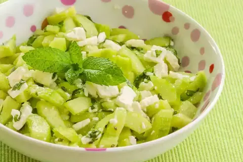 Salade fraîche de concombre et feta, parsemée de menthe. Un délice estival !