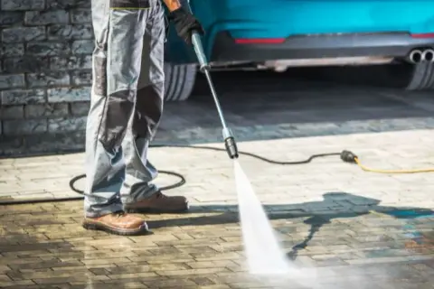 Jak wyczyścić stary beton: skuteczne metody i bezpieczeństwo pracy
