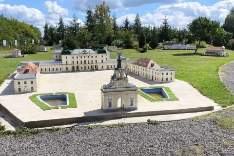 Miniaturowy pałac i inne budowle, idealne **Hajnówka atrakcje dla dzieci**.