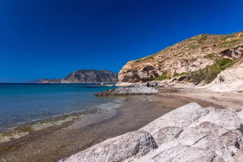 Skały na plaży na Kos, idealna pogoda w maju.