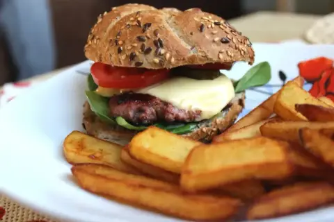 Pyszne, prawdziwe burgery przepis na domowy obiad. Soczysty kotlet, ser, warzywa i chrupiące frytki.