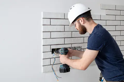 Ile zarabia elektryk na godzinę? Zaskakujące różnice w stawkach
